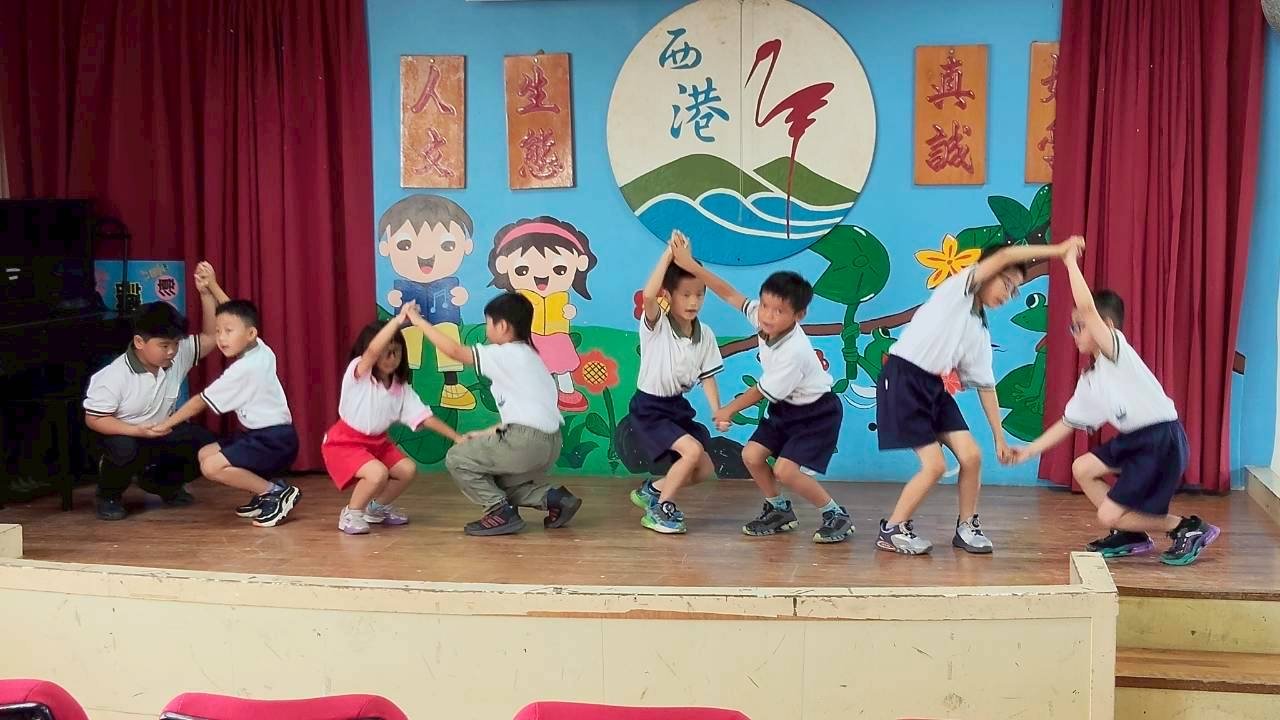 Sigang students at English Songs Contest · 西港國小英語歌曲比賽