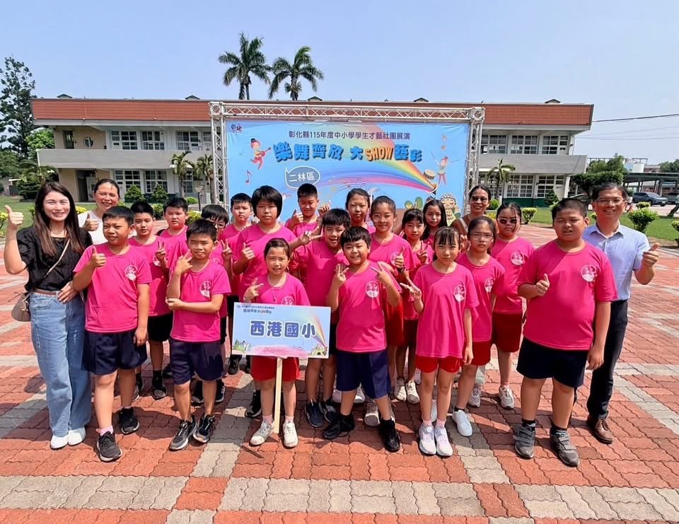 Sigang students performing fan dance with taiko · 扇子舞 太鼓