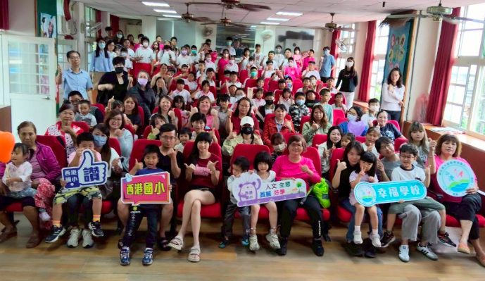Full-hall Mother's Day gathering · 全場大合影
