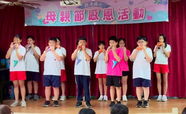 Grades 2–5 ocarina performance for mothers and grandmothers · 二至五年級陶笛演奏