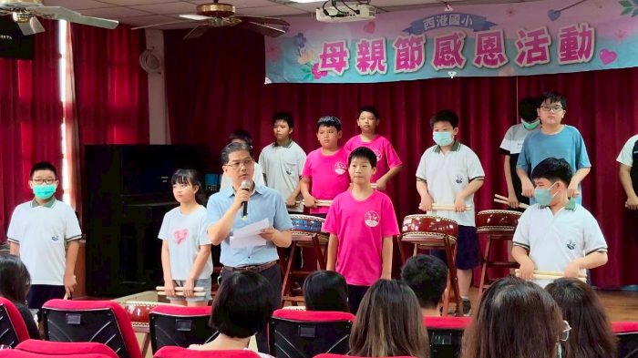 Sixth-grade taiko performance opens the celebration · 六年級太鼓表演揭幕