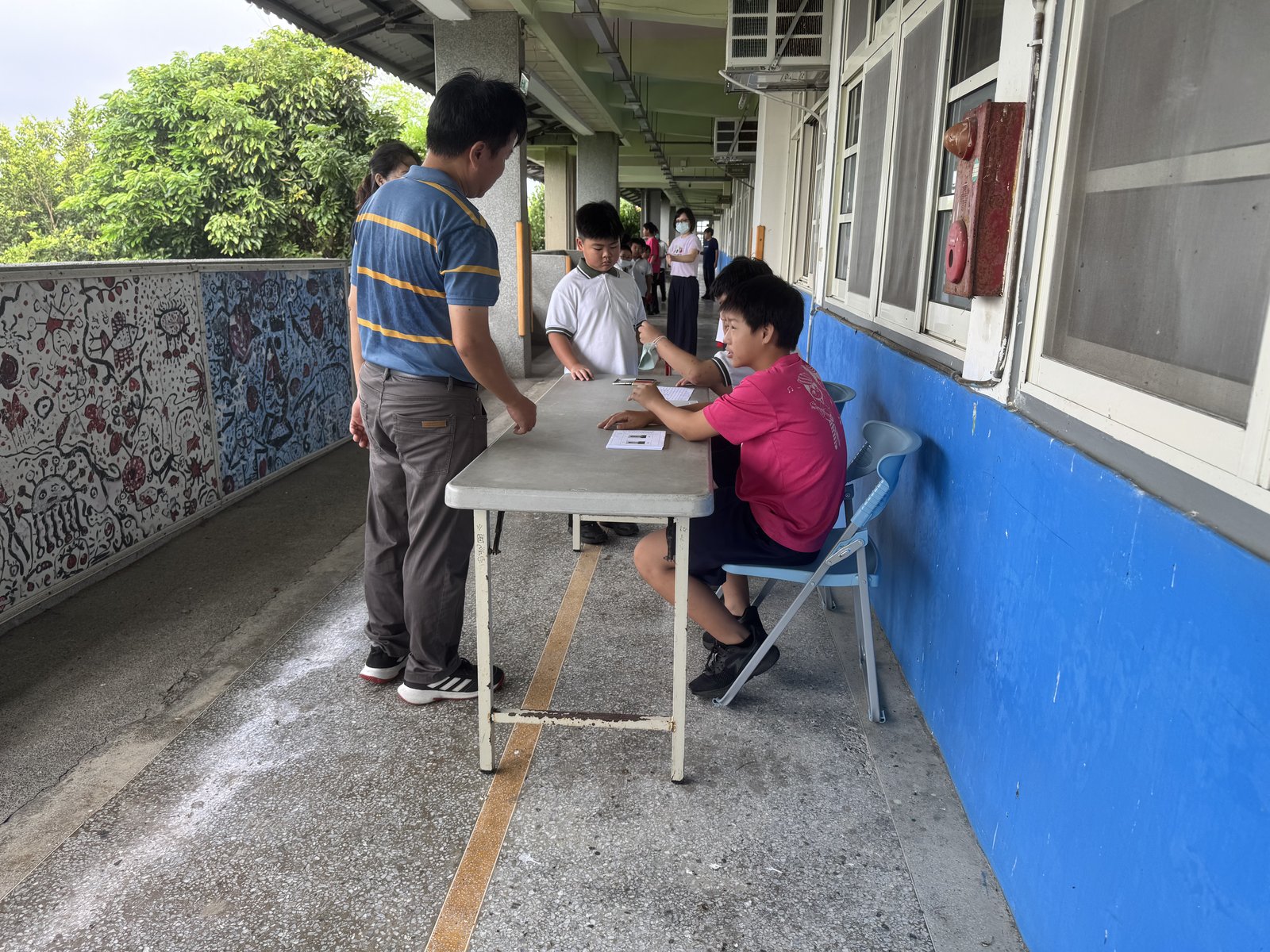 Sigang students voting for student-mayor · 西港國小自治鄉長選舉