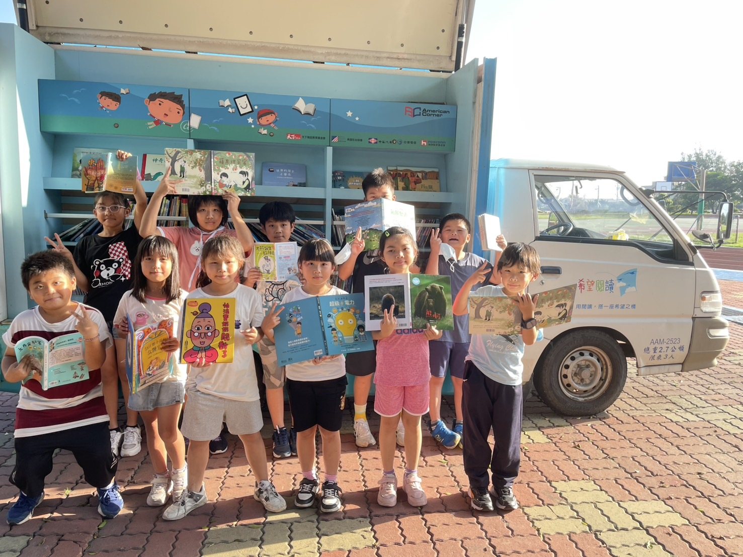 CommonWealth Magazine Education Foundation's Hope Reading Book Truck visit · 天下雜誌教育基金會希望閱讀書車到校巡迴服務