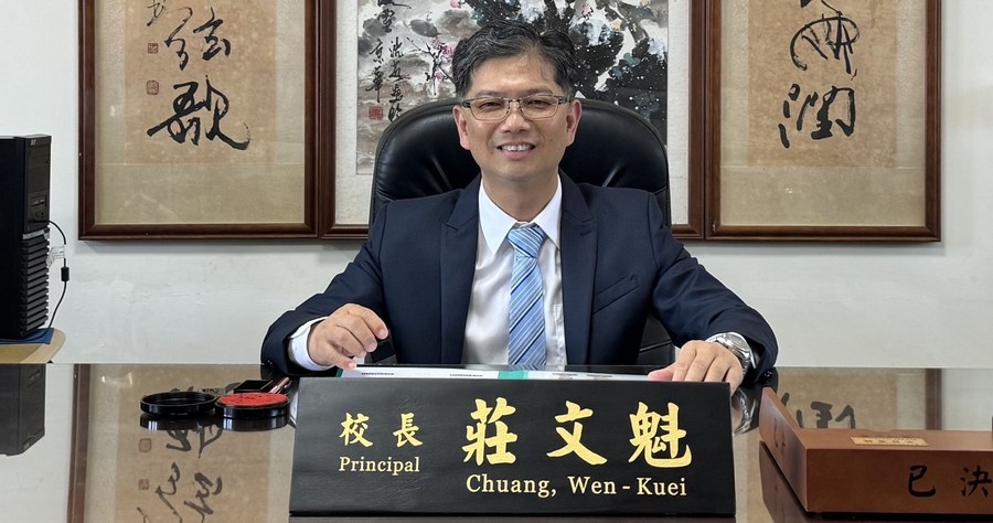 Principal Chuang Wen-kuei at his desk in the principal's office · 莊文魁校長辦公室留影