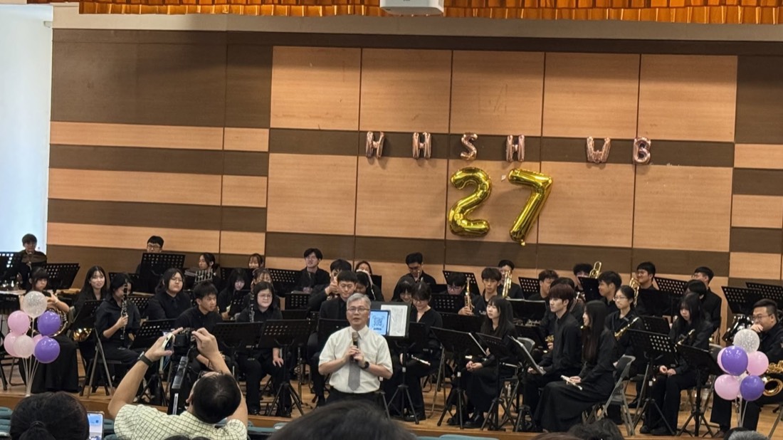 Principal addressing the concert 校長於發表會致詞