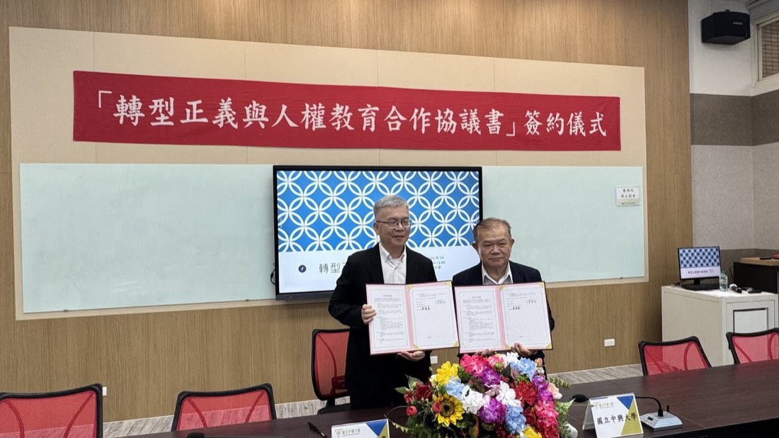 Principal Li Ming-chao holding the signed agreement 李明昭校長手持簽署協議書 (2)