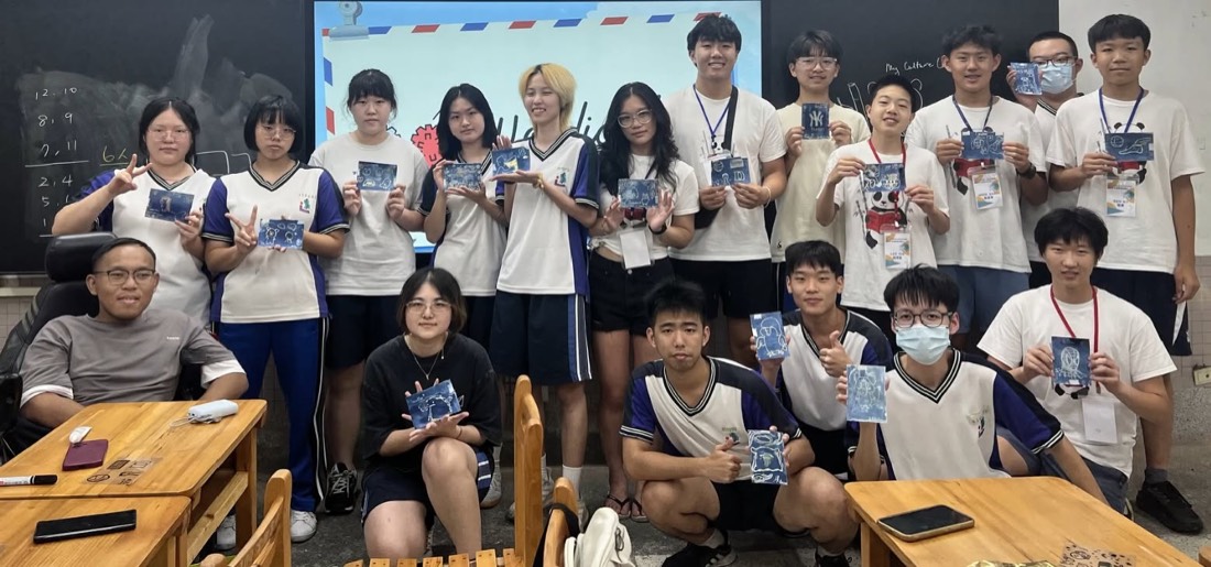 Students holding indigo-dyed postcards 手持藍染明信片合影