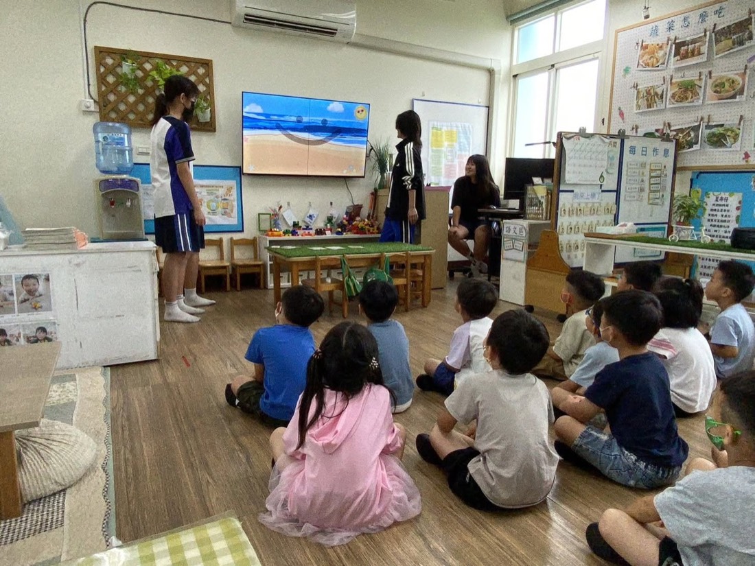 Reading English picture books at a nearby kindergarten 至鄰近幼兒園分享英語繪本
