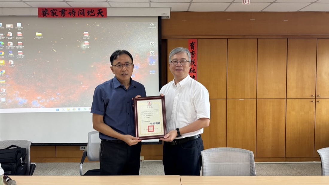 Thanking our guest writers 致贈講師感謝狀