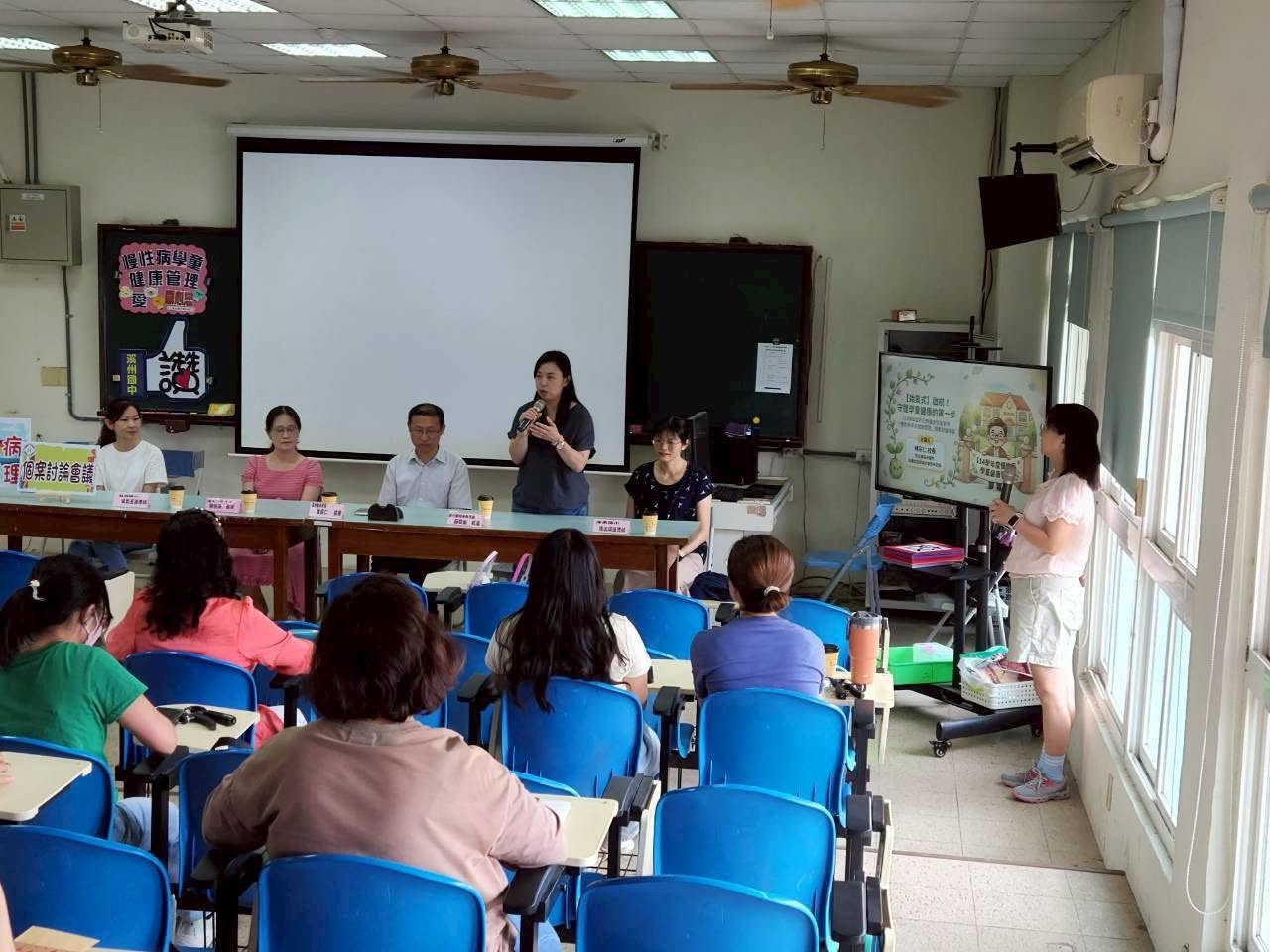 講師於個案討論會議中向與會校護分享護理經驗