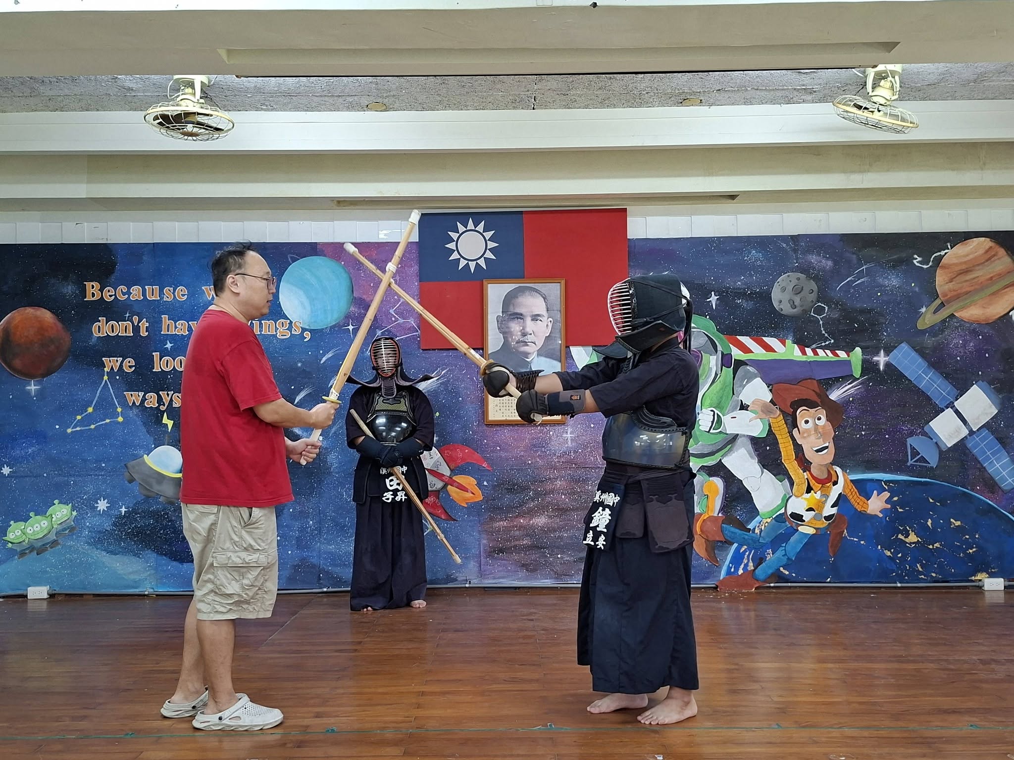 溪州國中劍道社學生全副武裝進行開訓練習