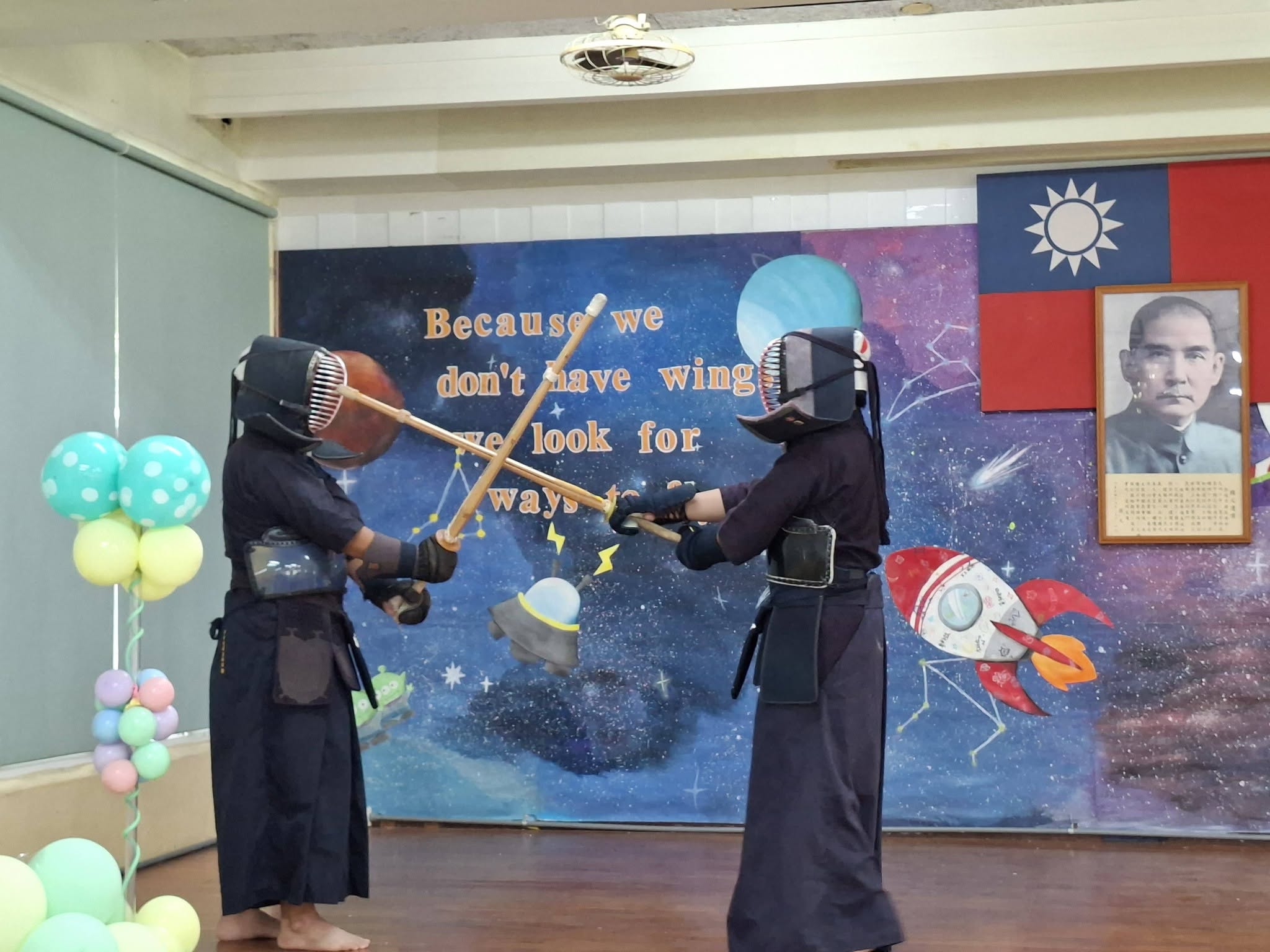兩位劍道社學生全副武裝進行對打練習