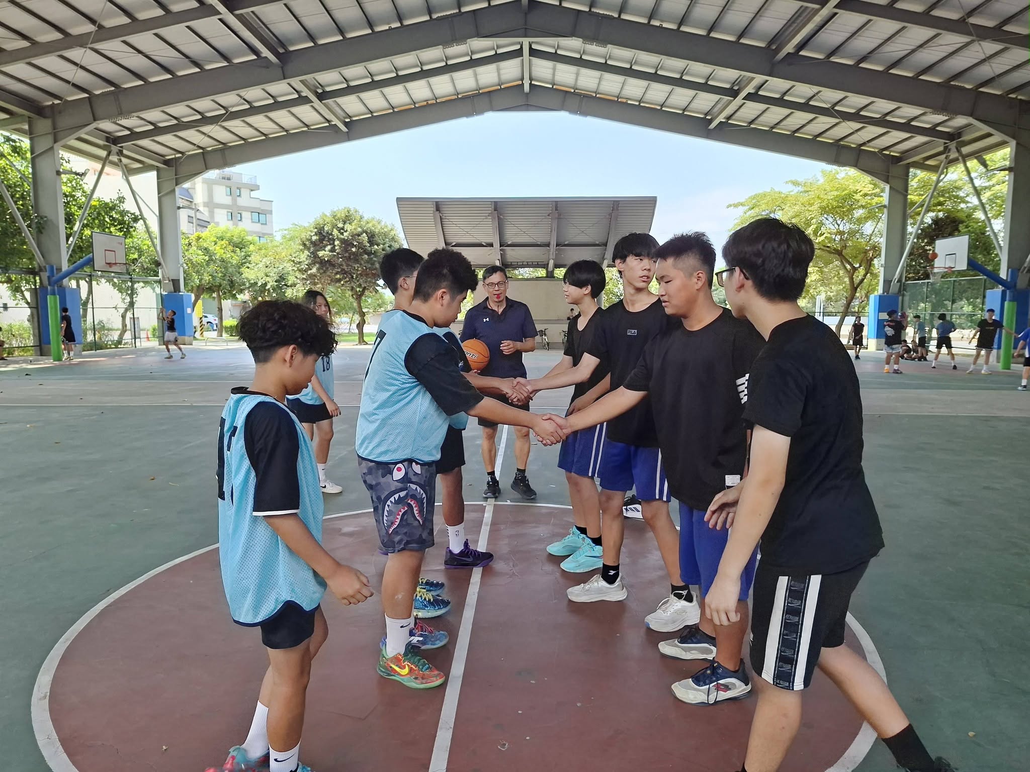 三校學生賽後互相握手展現運動家精神