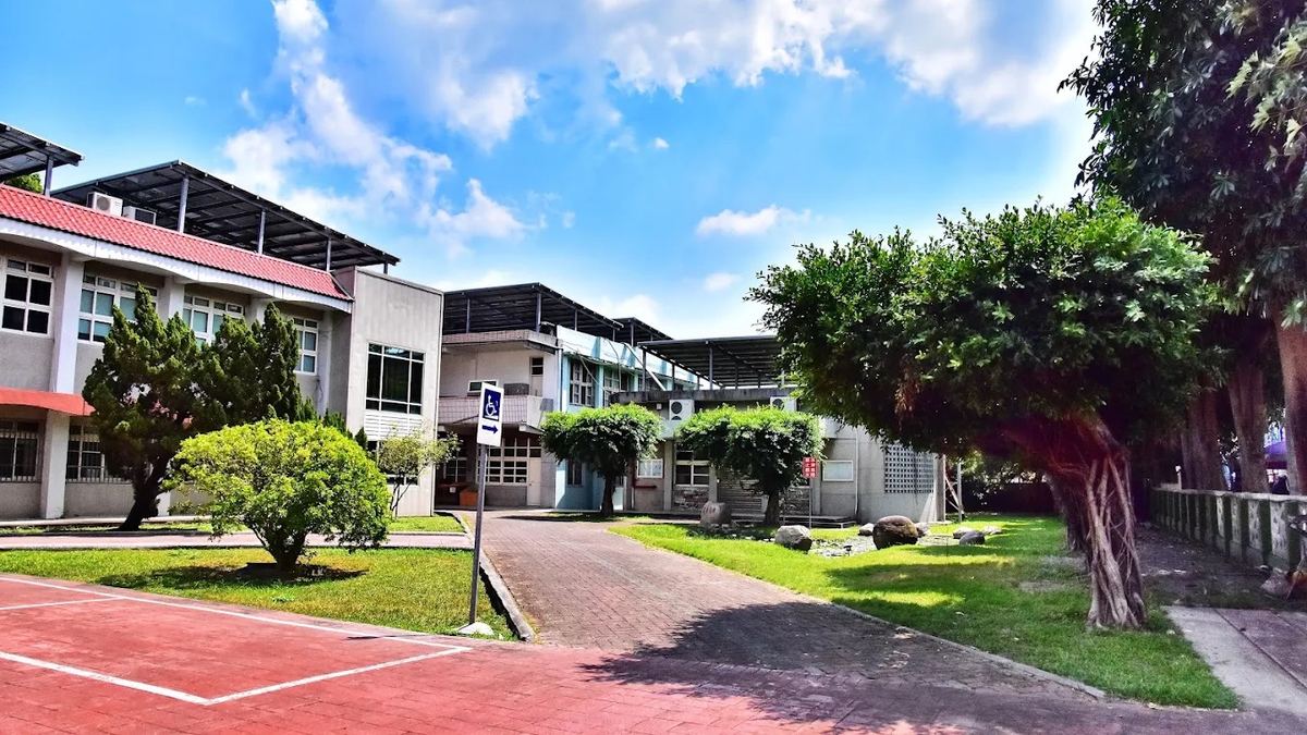 溪州國中校園走道與綠意樹木，藍天白雲