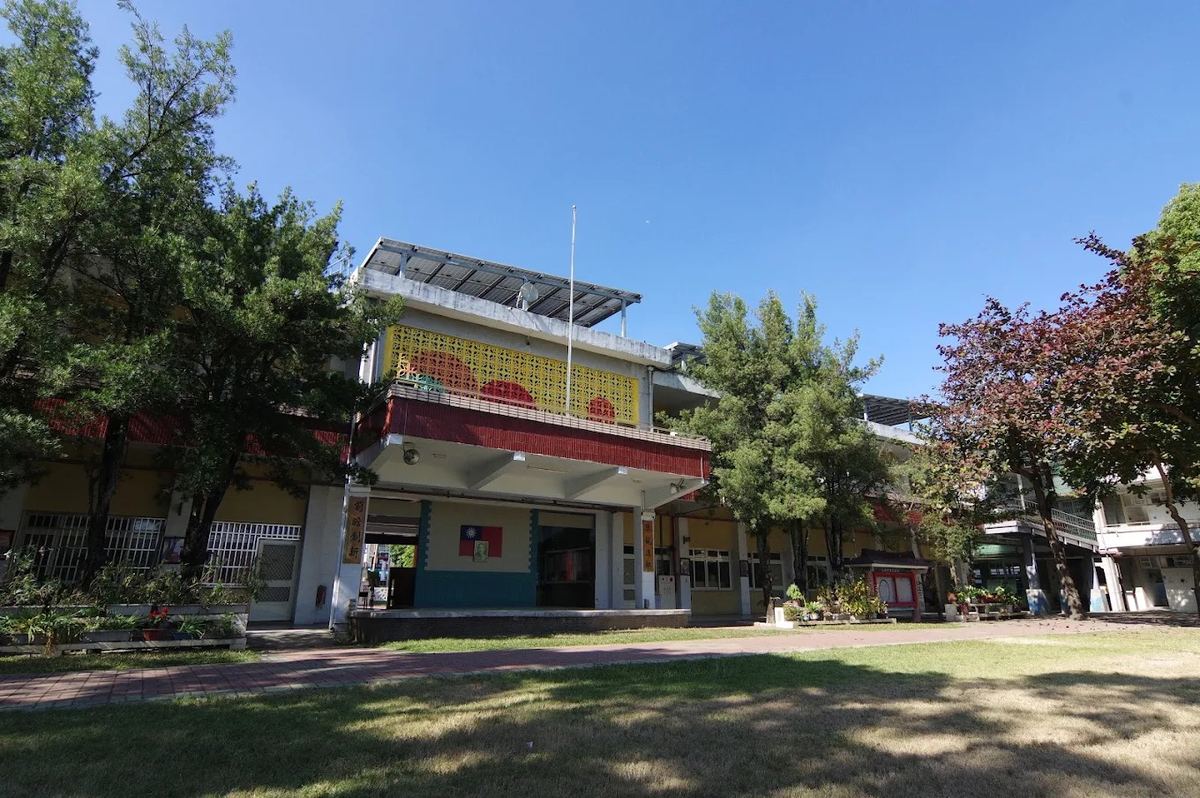 溪州國中校舍建築與校園草地