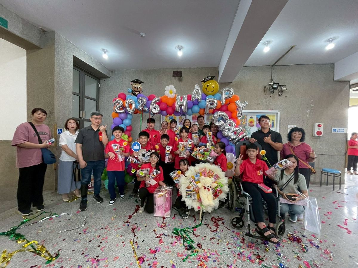 Sinbao students and teachers celebrating at the 2026 graduation 新寶2026畢業典禮師生合影