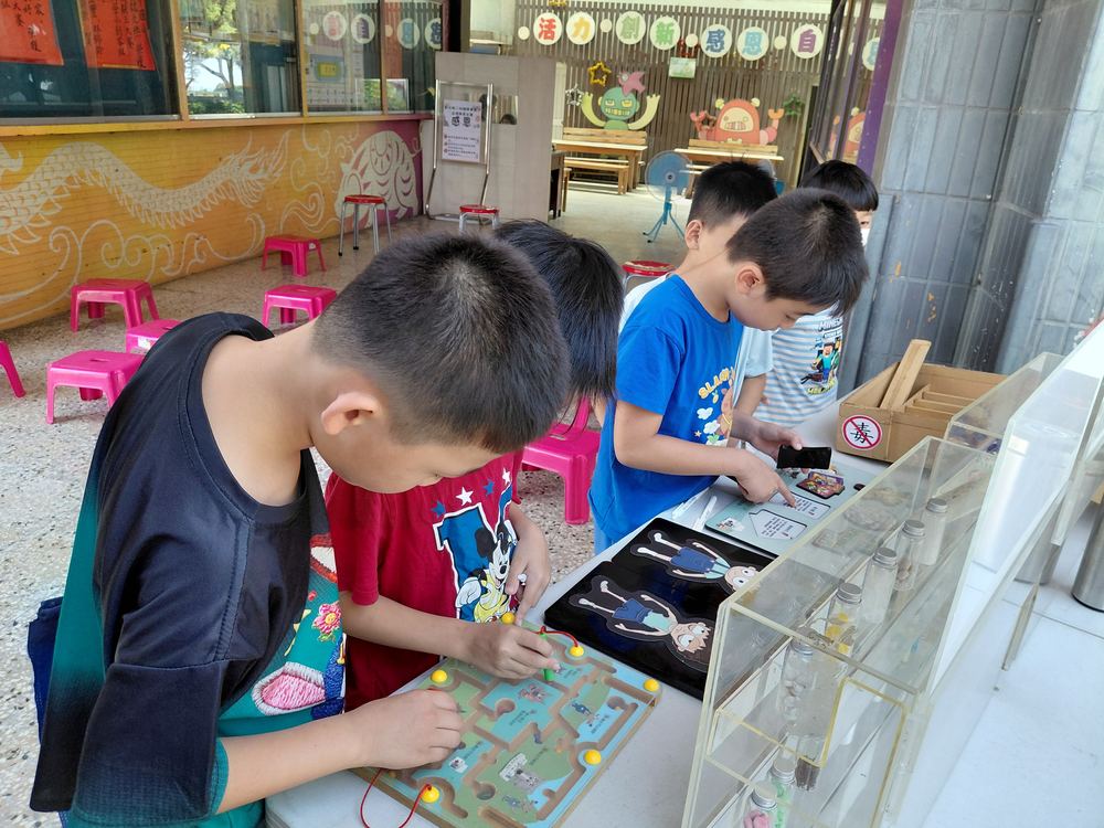 學生在行動車的互動展示前動手操作 Students trying the interactive exhibits from the van