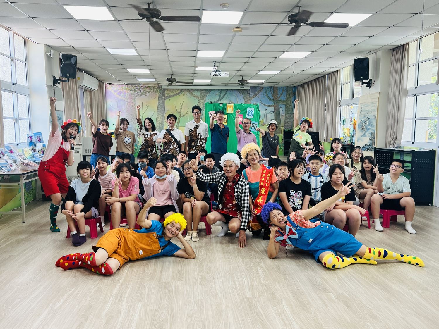 穿著戲服的表演者與學生在活動室大合照 Costumed performers and students in a big group photo in the activity room