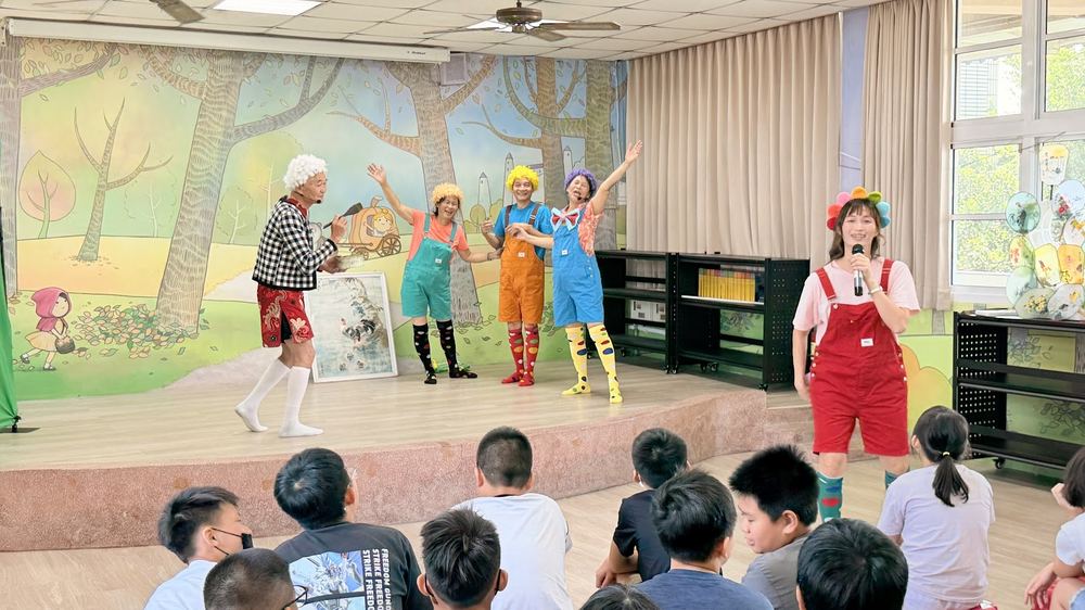表演者在舞台上演出戲劇,學生坐著觀賞 Performers acting on stage as students watch