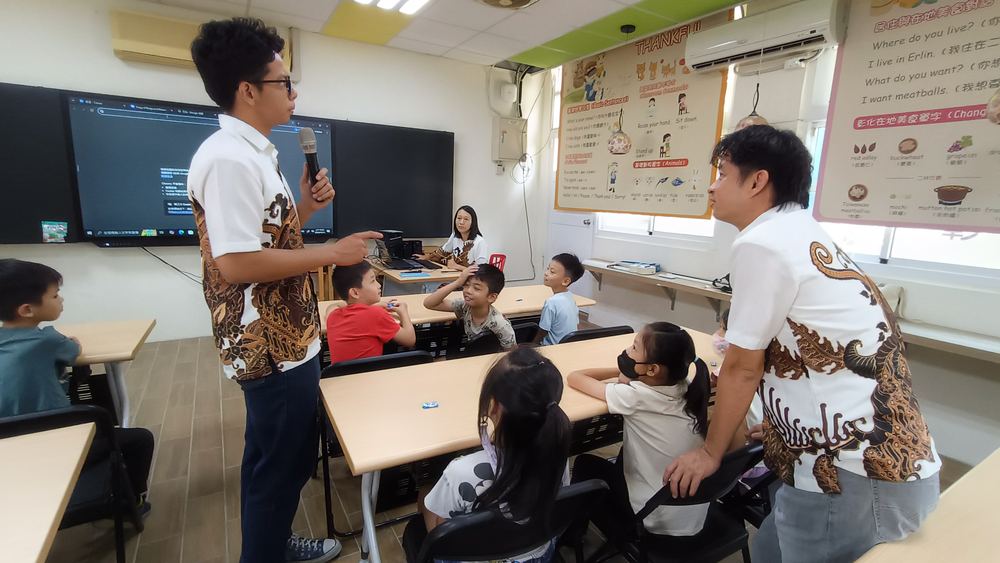 印尼交換學生在教室裡向學生介紹 An Indonesian exchange student presenting to students in a classroom