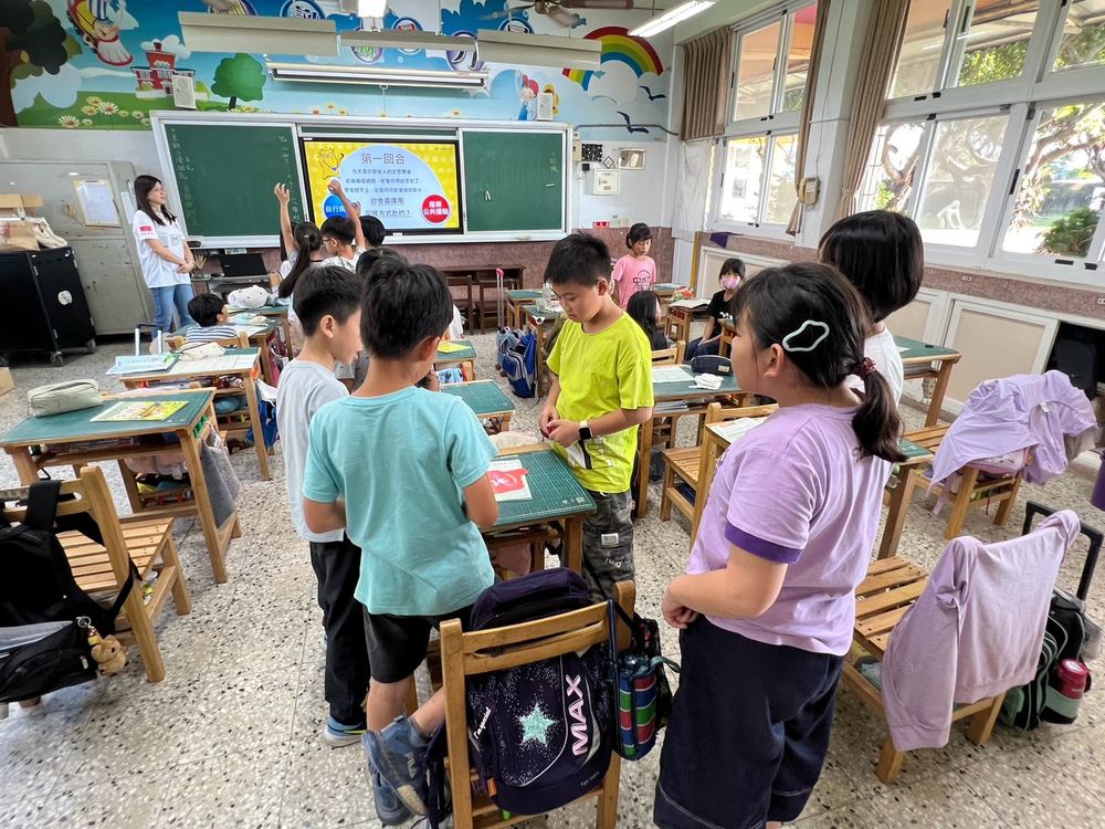 學生在教室裡分組活動 Students moving around the classroom during a group activity