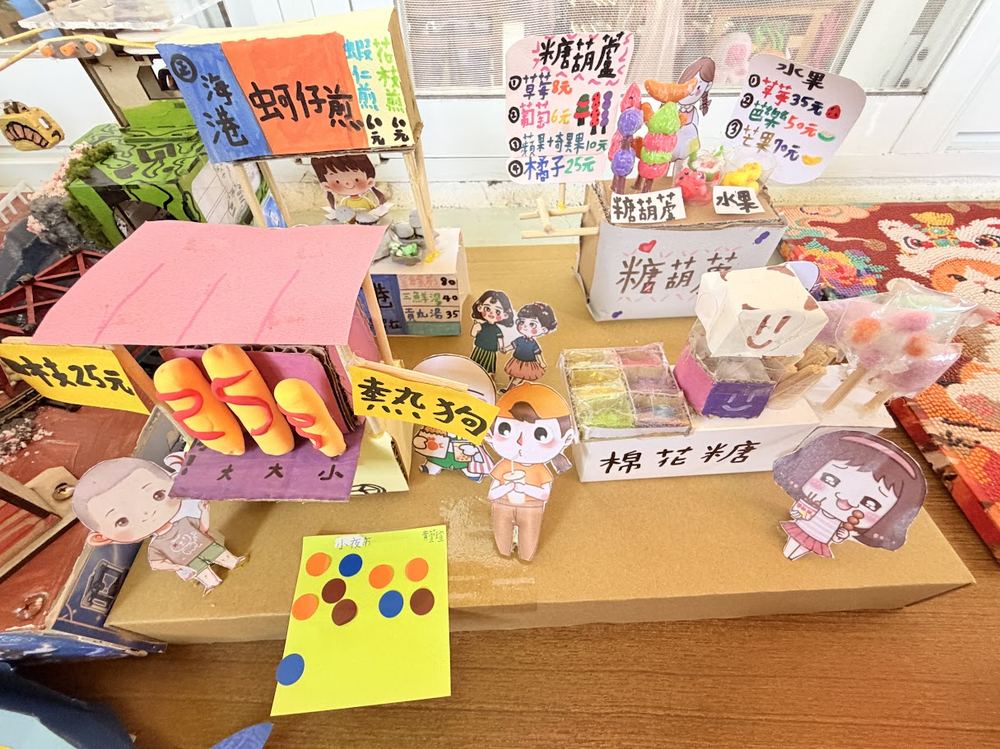 桌上擺滿學生創作的立體作品 A table full of students' three-dimensional creative projects