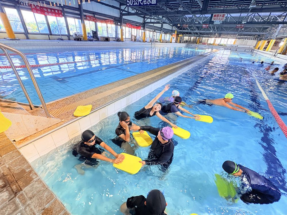 教練在室內泳池指導學生 Coaches guiding students in the indoor pool