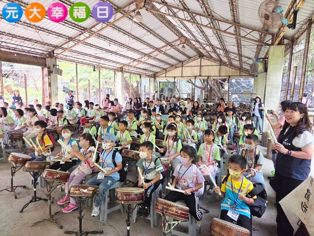 孩子們在十鼓園區體驗打鼓 Children trying out the drums at the Ten Drum park