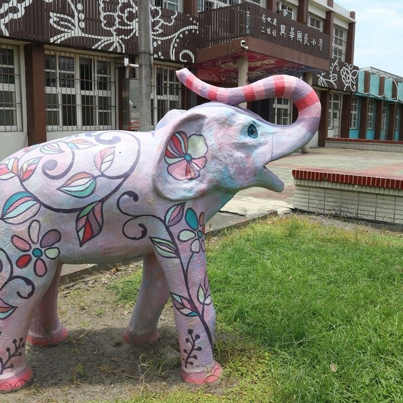 興華國小草地上的粉紅色彩繪大象雕塑 A pink painted elephant sculpture on the SingHua lawn