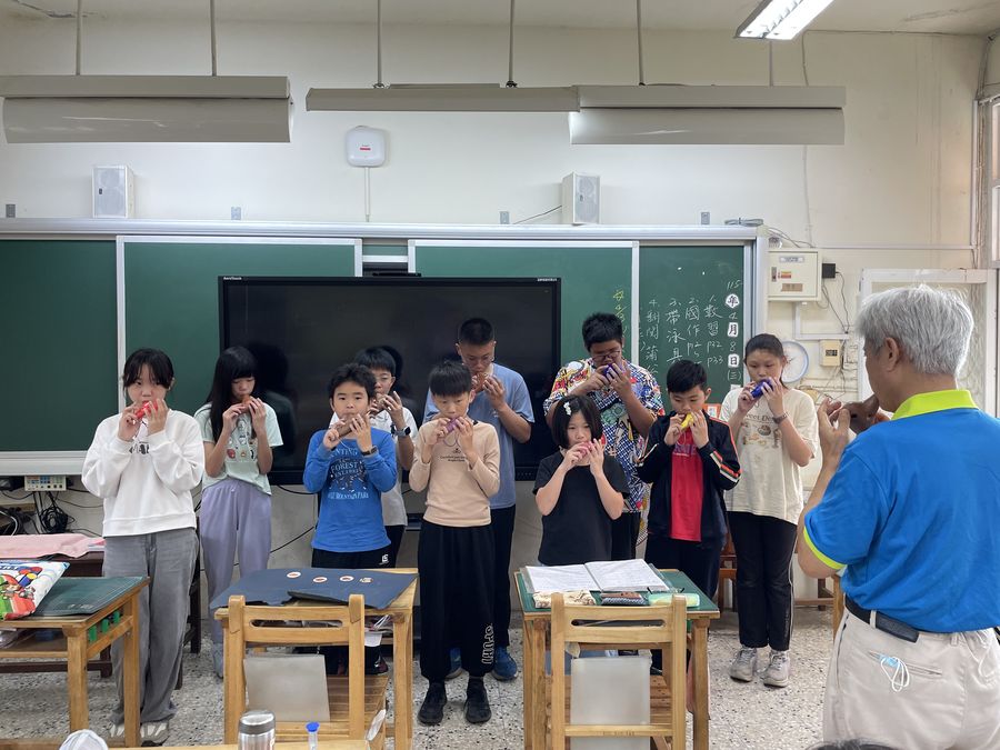 興華國小陶笛社學生在教室裡吹奏彩色陶笛 SingHua Ocarina Club students playing colorful ocarinas in class