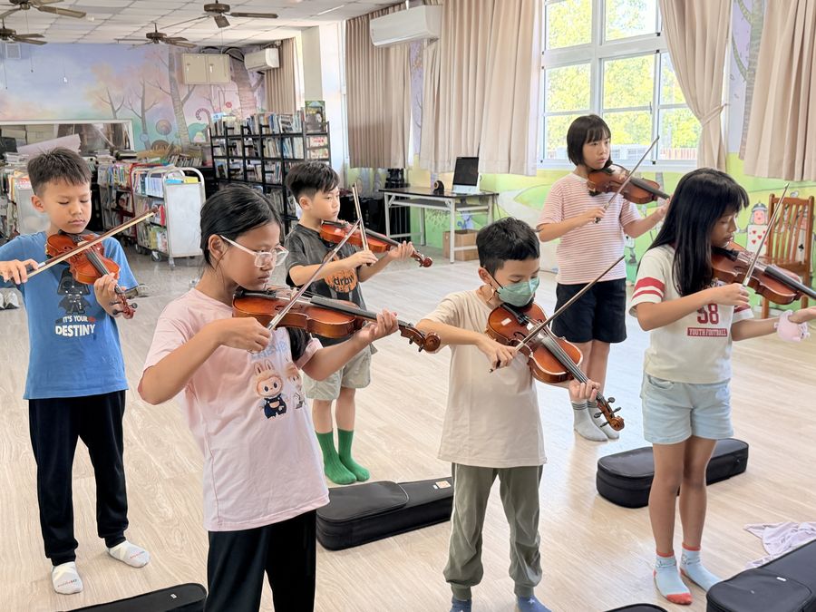 興華國小小提琴社學生一起練習拉琴 SingHua Violin Club students practicing together