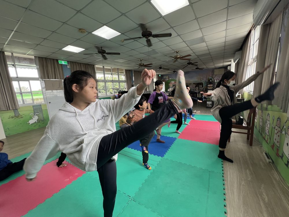 舞蹈社學生在活動室裡練習抬腿 Dance Club students practicing high kicks in the activity room