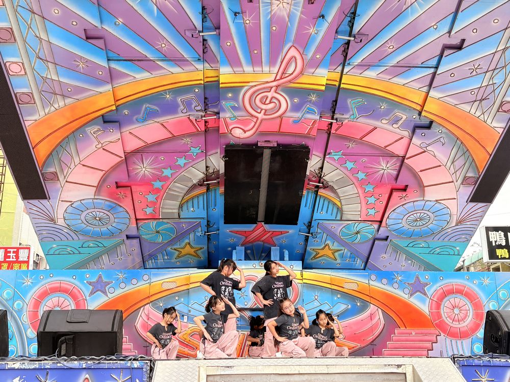 舞蹈社在彩色舞台上演出 The Dance Club performing on a colorful stage