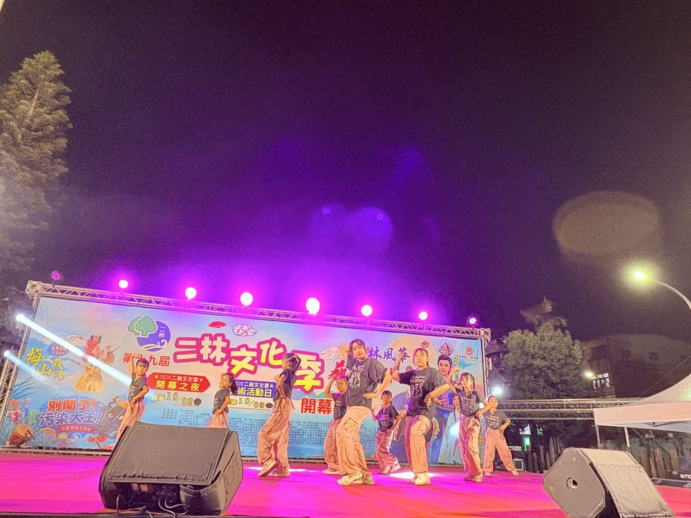 舞蹈社在夜晚的戶外舞台上表演 The Dance Club performing on an outdoor stage at night