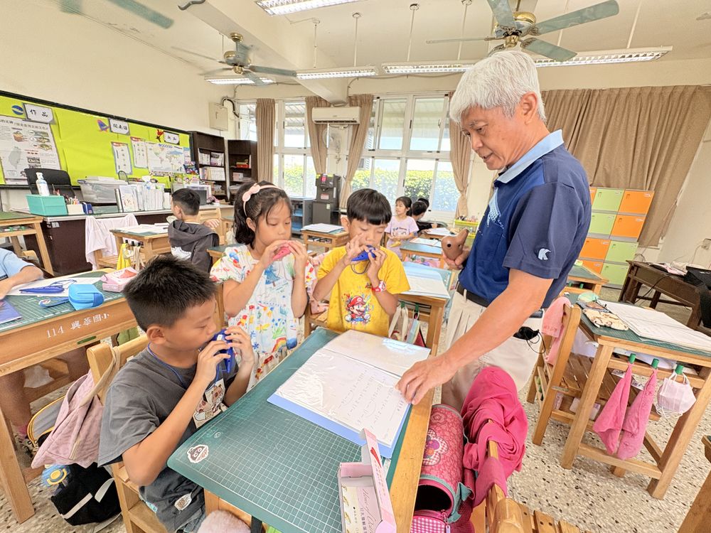 陶笛社學生在教室裡吹奏，老師在旁指導 Ocarina Club students playing in class as their teacher helps