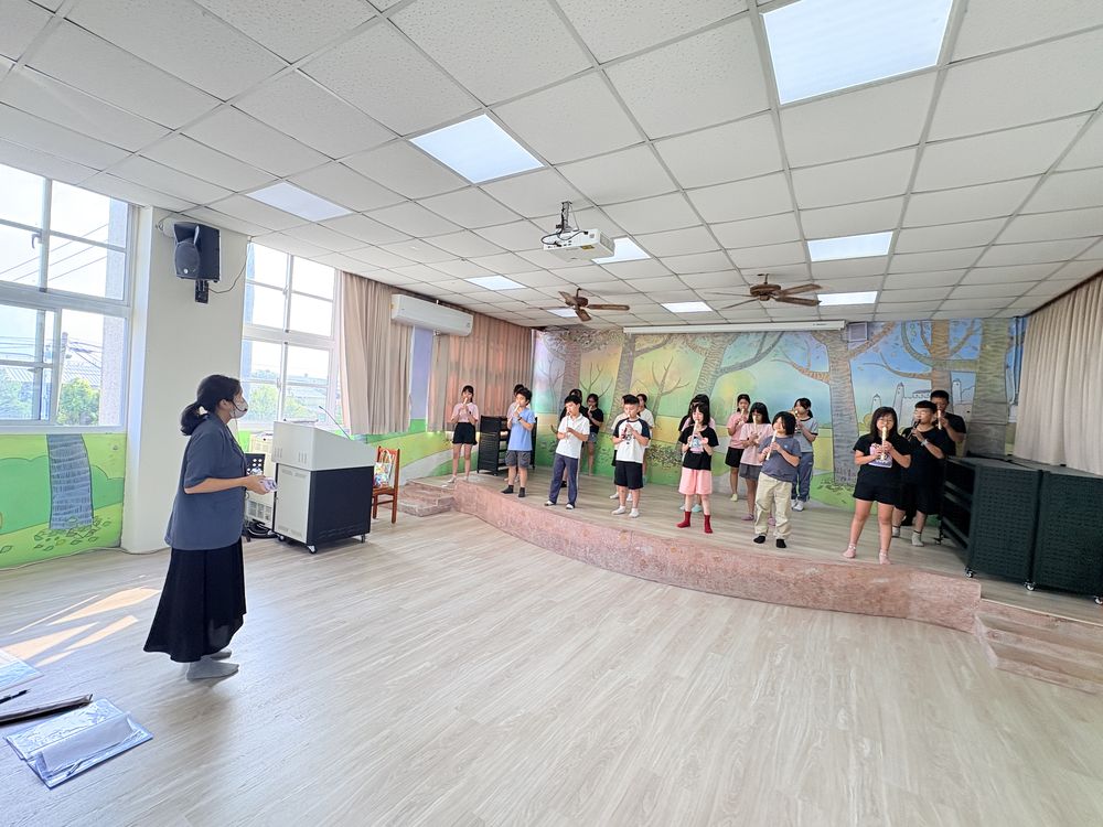 直笛社學生站成一排排練,老師在前面指導 Recorder Club students rehearsing in rows while their teacher leads