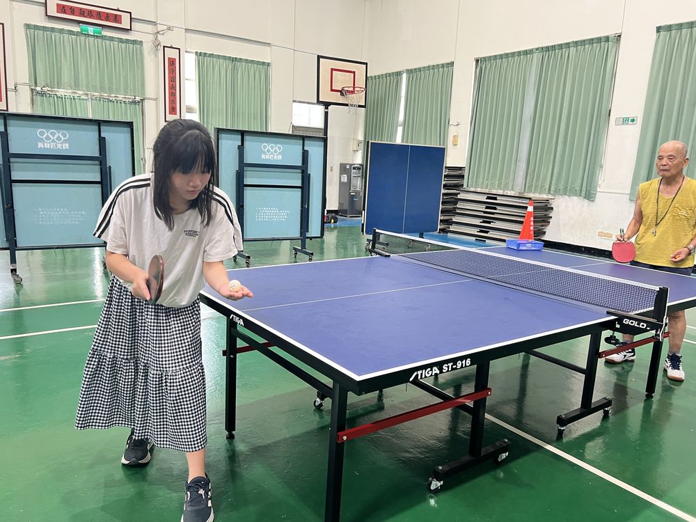 桌球社學生準備接球 A Table Tennis Club member getting ready to return the ball