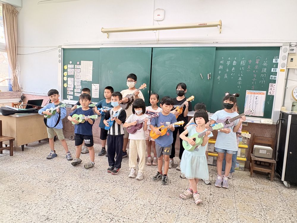 烏克麗麗社學生抱著烏克麗麗站成一排 Ukulele Club students standing in a row with their ukuleles