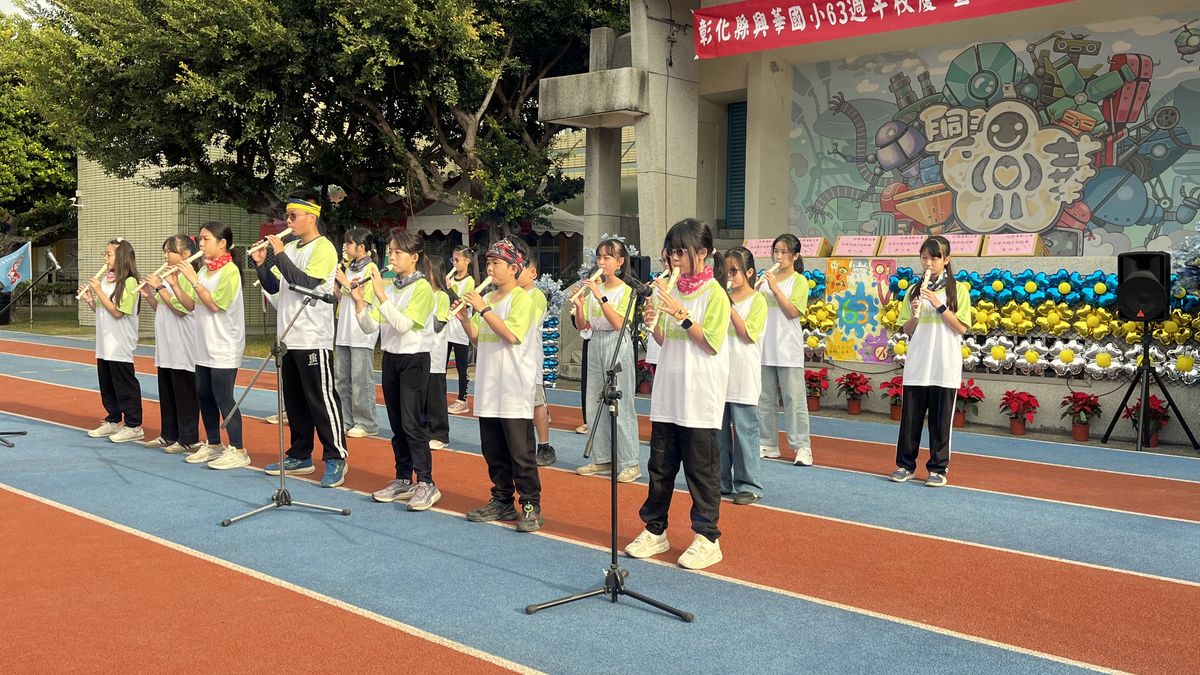 興華國小校慶暨社區運動大會，學生在司令台前演奏直笛 SingHua students playing recorders in front of the stage at the school anniversary and community sports day