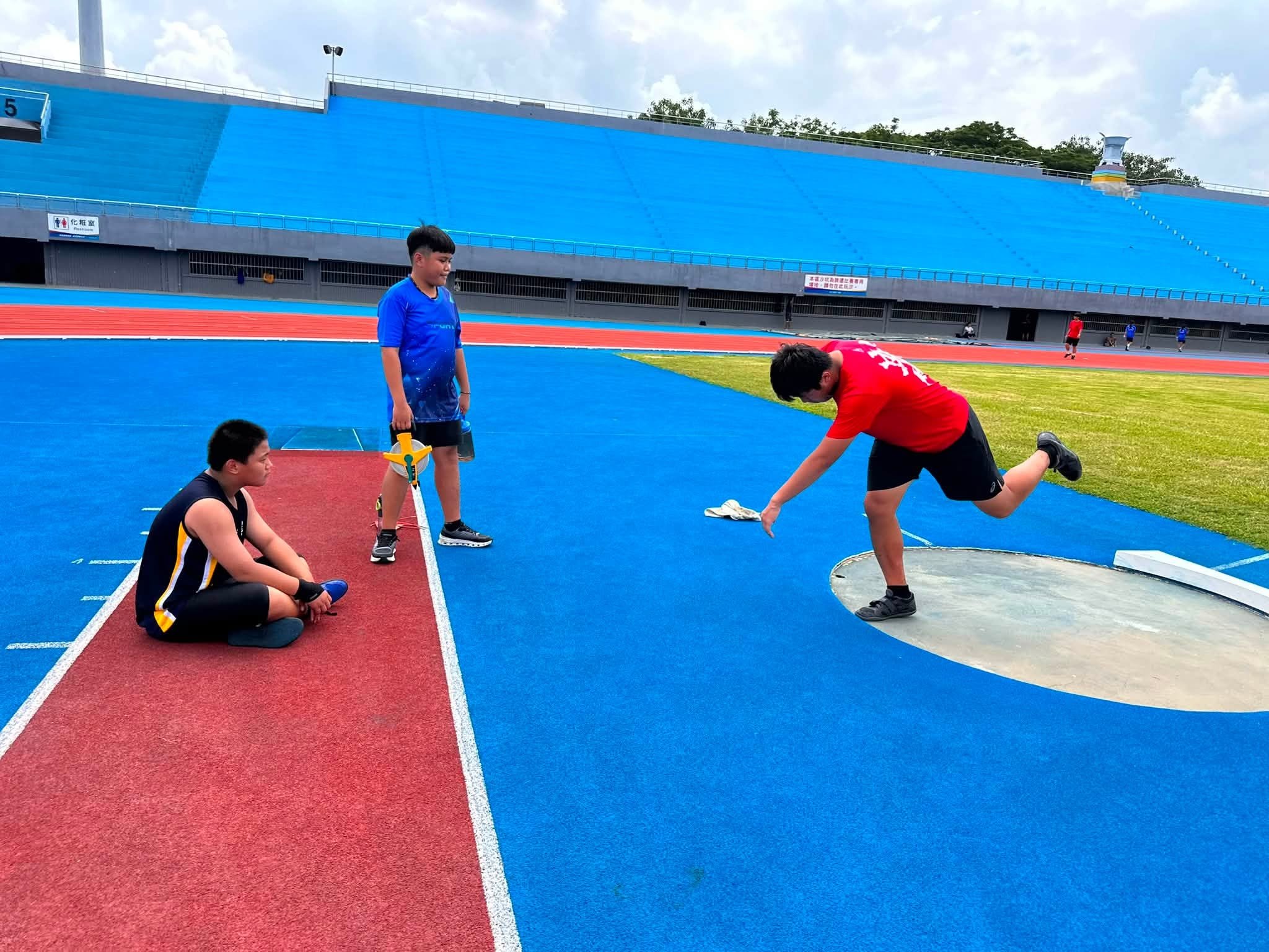 新庄國小學生練習鉛球投擲