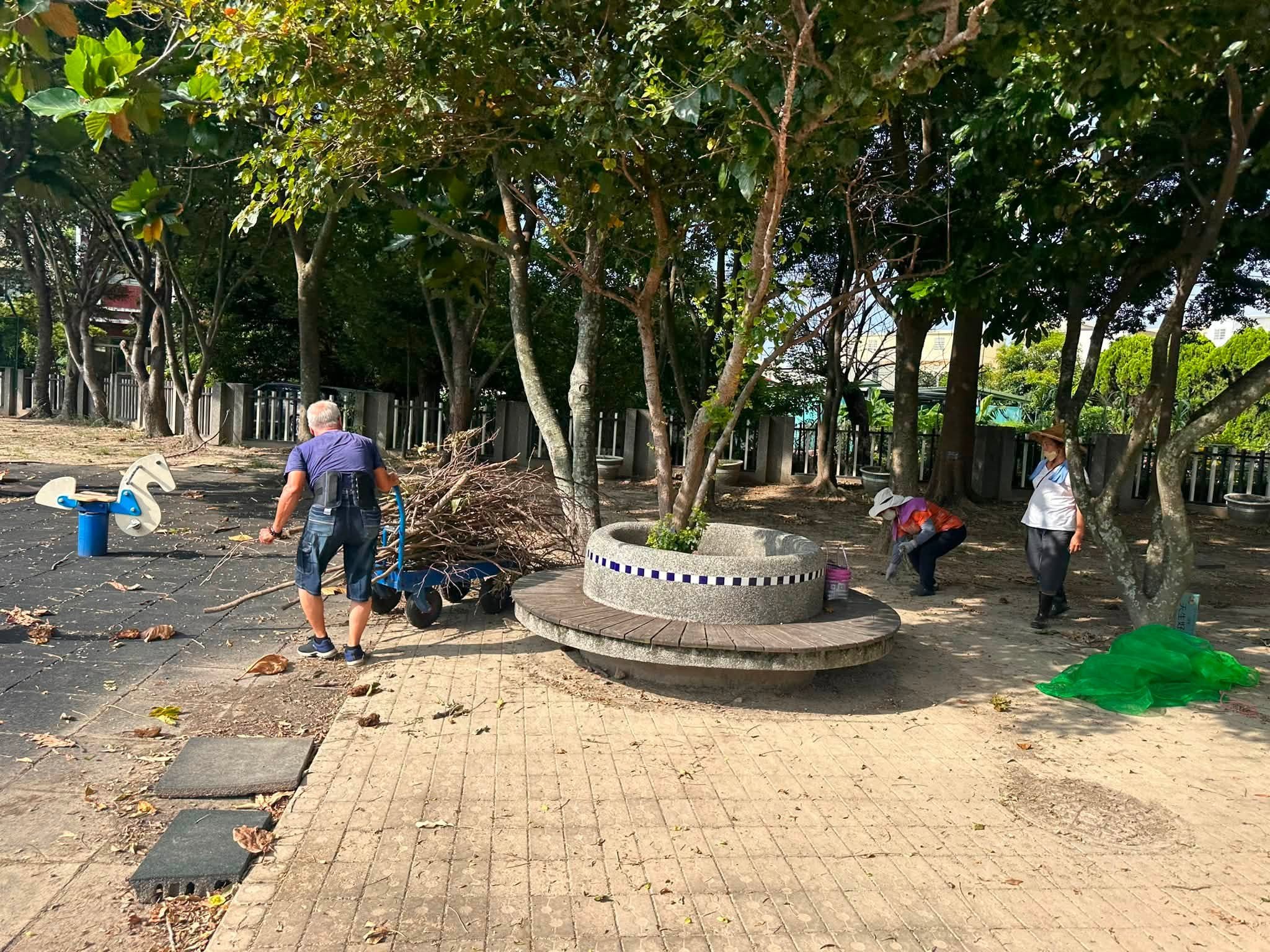 新庄國小志工協助校園樹下整理環境