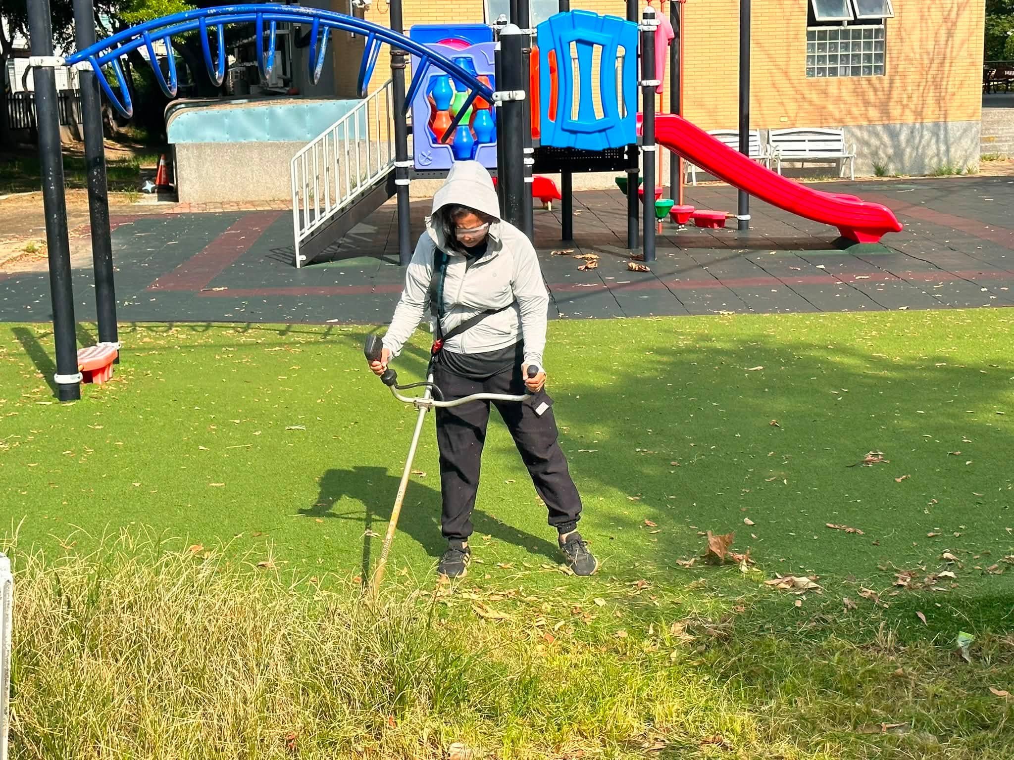新庄國小志工割草整理校園