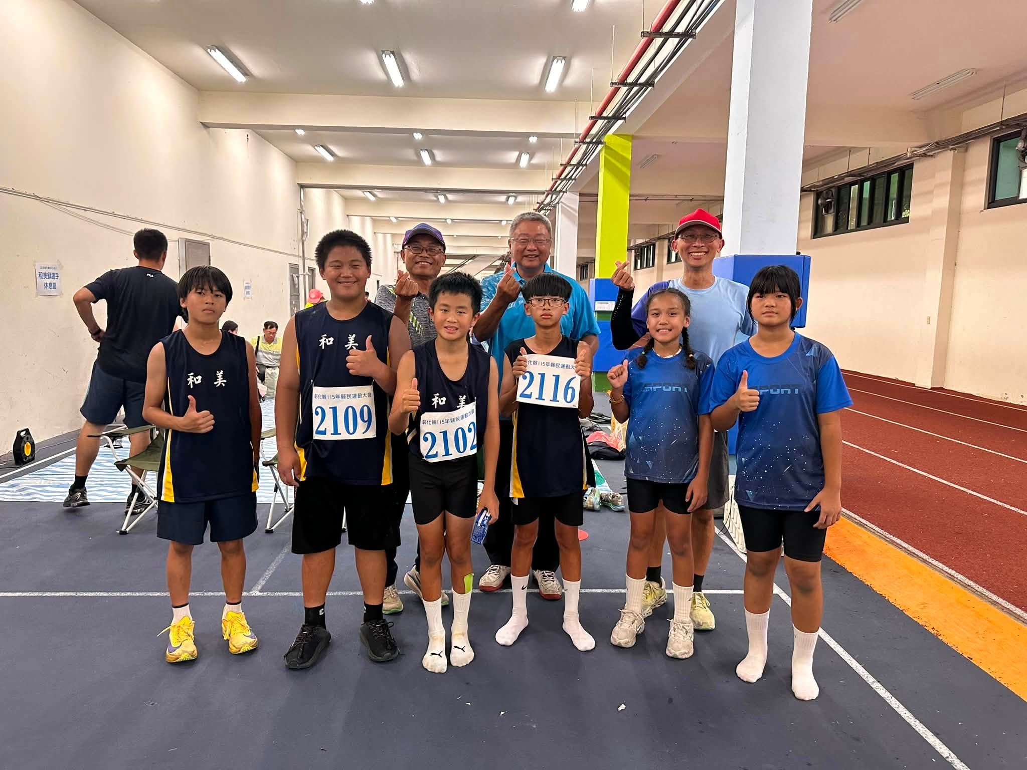 新庄田徑隊選手於室內跑道合影