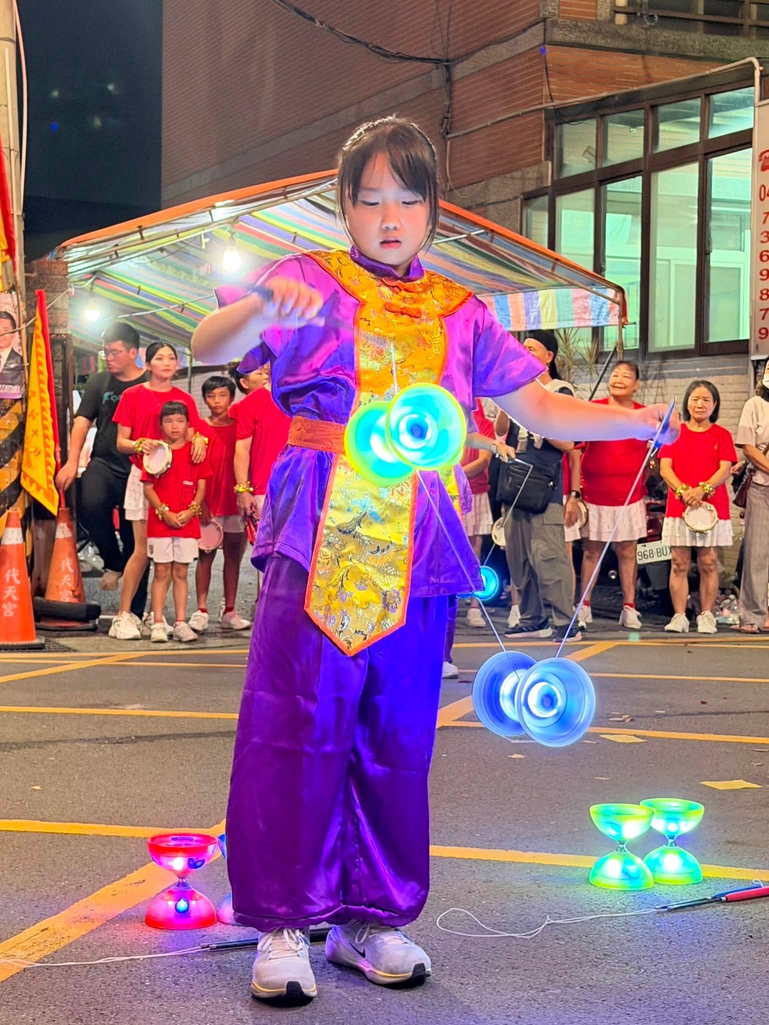 新庄國小扯鈴隊學生表演發光扯鈴