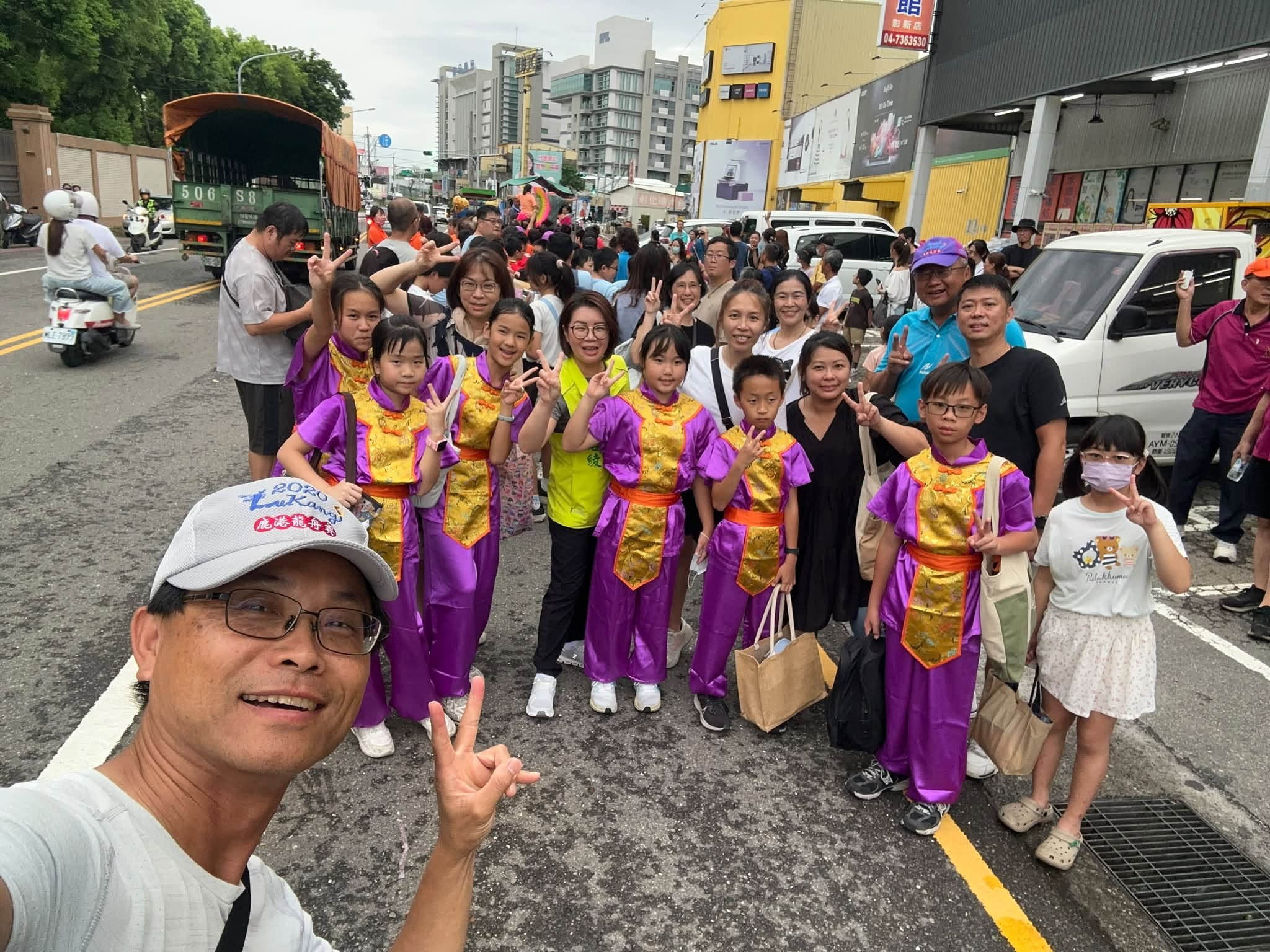 新庄國小學生參加鹿港龍舟節傳統藝陣遊行