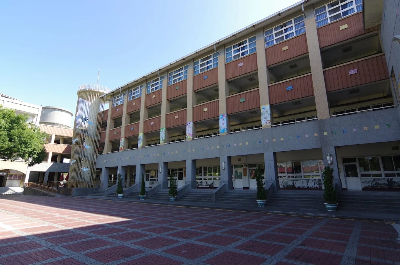 新庄國小校舍與飛鳥造型樓梯塔