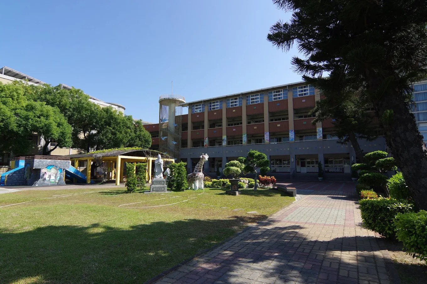 新庄國小遊戲場與長頸鹿雕像