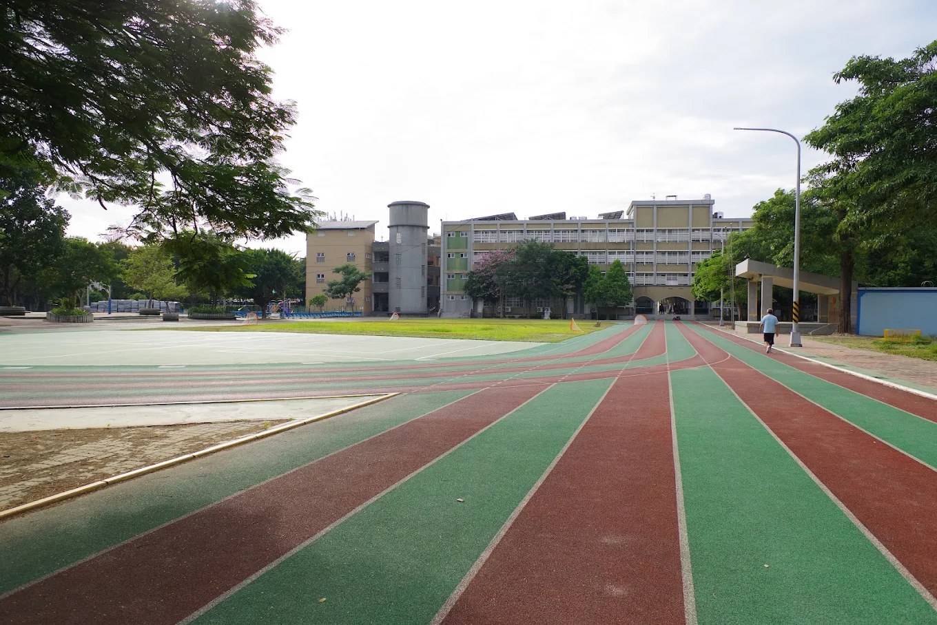 新庄國小操場跑道與校舍