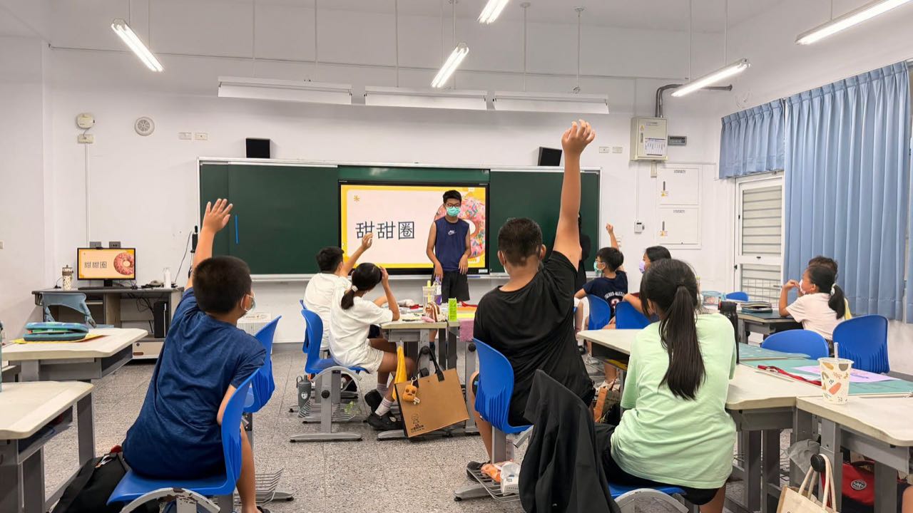 大專生老師帶領學生舉手搶答甜甜圈主題課程