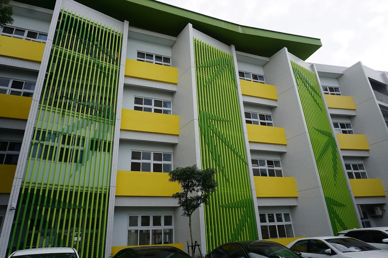 A Tachu building with a bamboo-leaf mural on its green and yellow façade 大竹國小竹葉彩繪外牆大樓